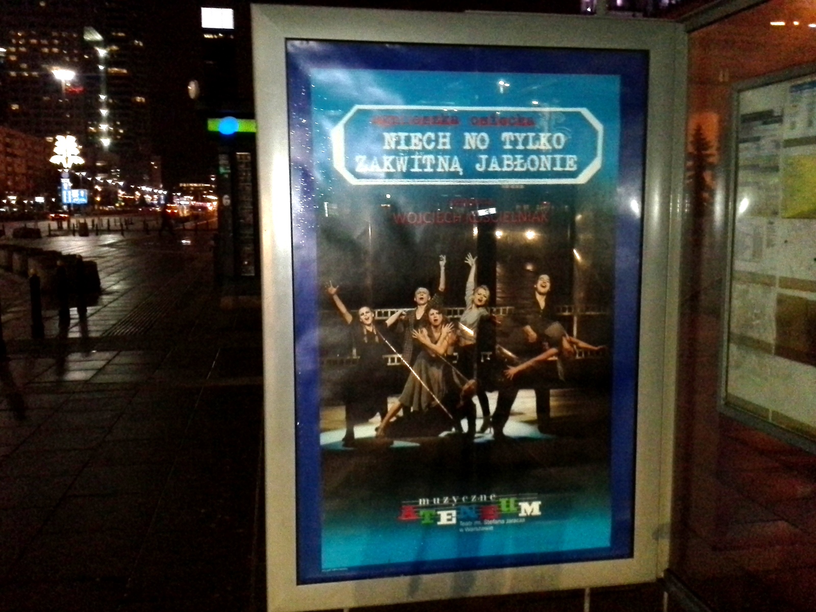 Citylight reklamowy "Niech no tylko zakwitną jabłonie" na przystanku
