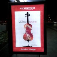 Citylight na przystanku w Warszawie reklamujący koncert muzyki klasycznej