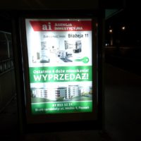 Reklama citylight na przystanku w Poznaniu ogłaszająca wyprzedaż mieszkań z inwestycji deweloperskiej