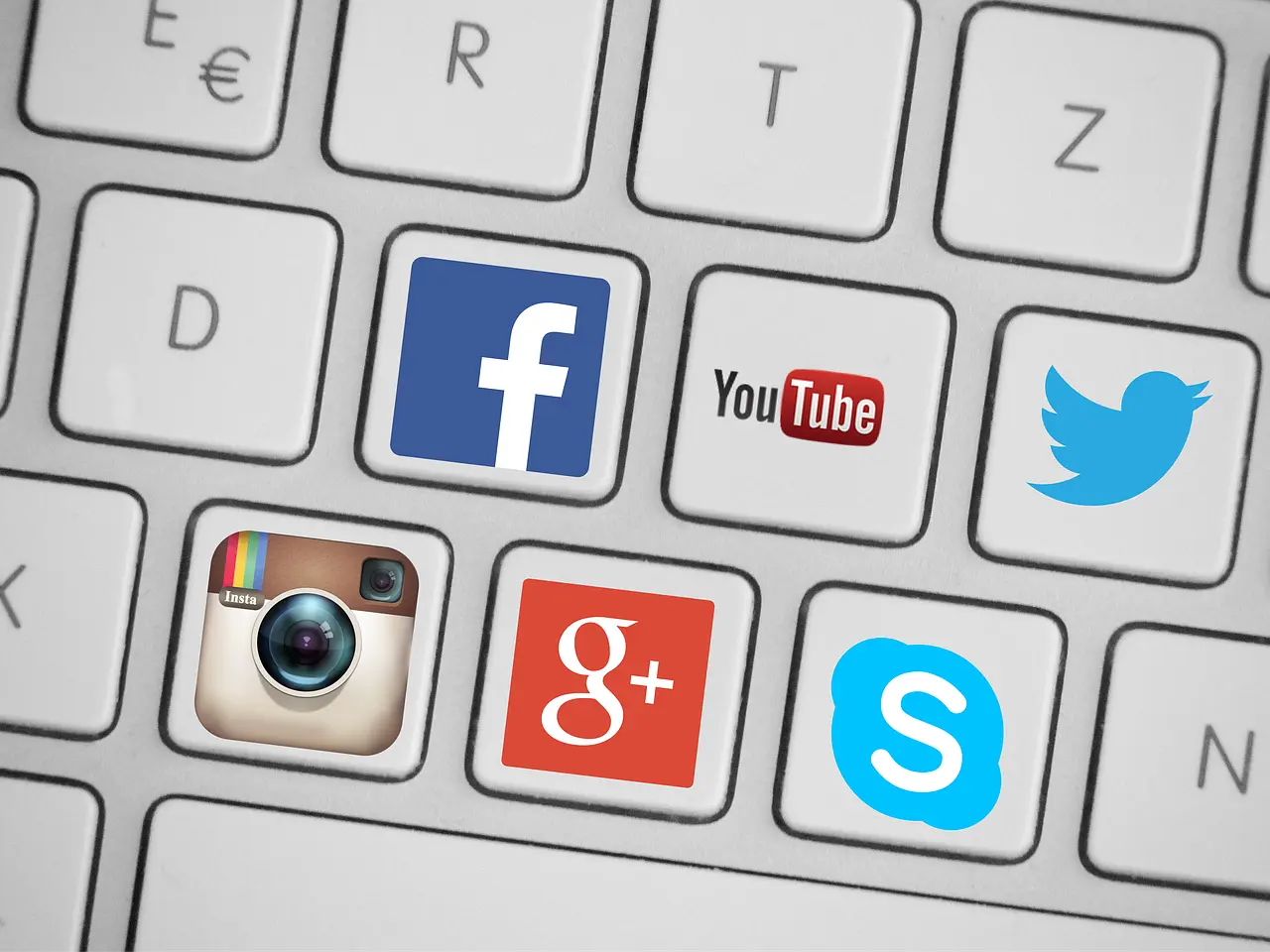 popularne platformy społecznościowe jako przyciski na klawiaturze