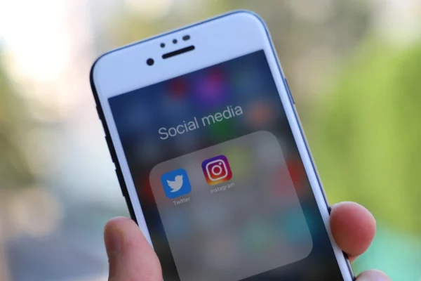 ikony aplikacji social media wyświetlające się na urządzeniu mobilnym marki iphone